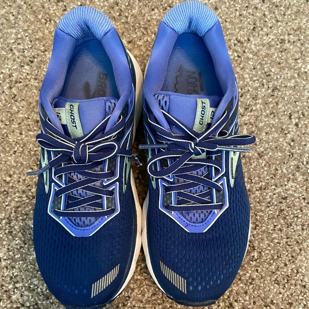 Brooks Ghost 12 tennis shoes